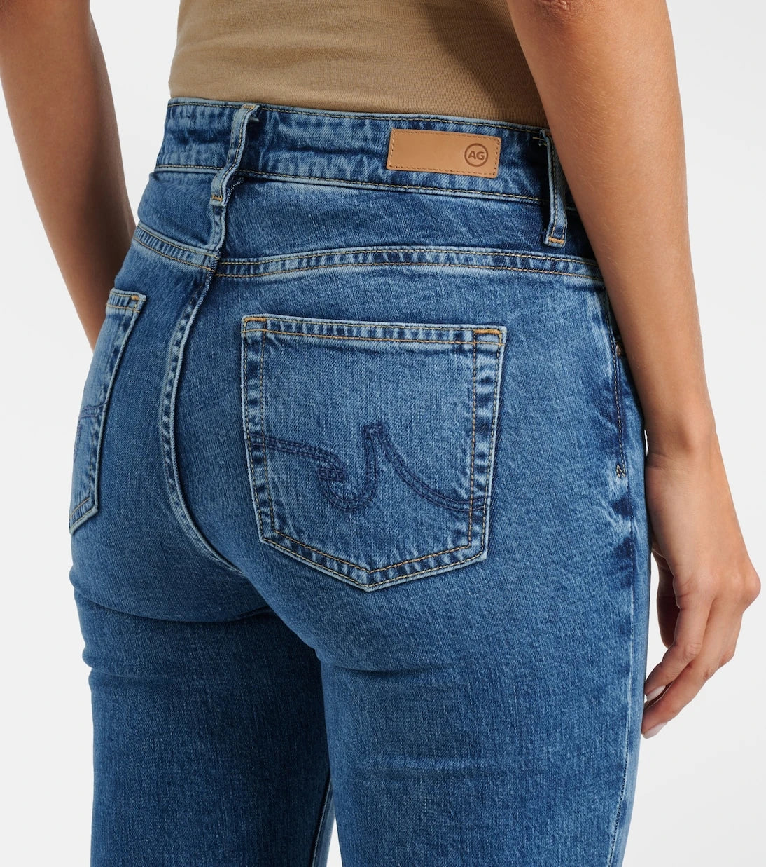 AG Jeans - بنطلون جينز سوفي بقصة البوت كت وخصر متوسط الارتفاع