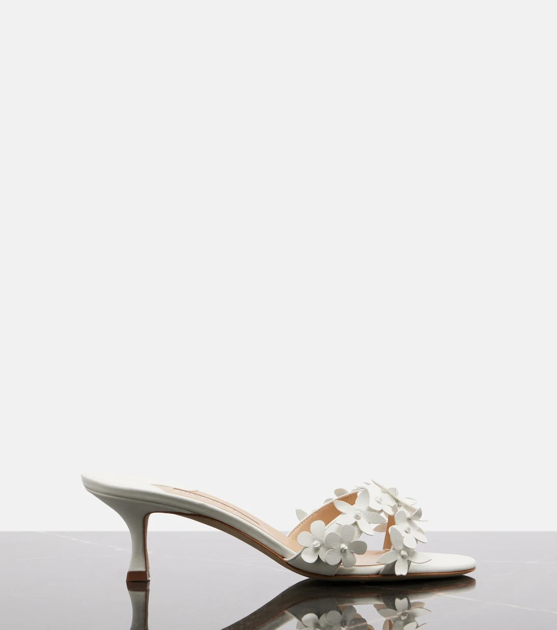 Manolo Blahnik - حذاء "أنيستارونا" مفتوح من الخلف من الجلد مُزيّن بالزهور
