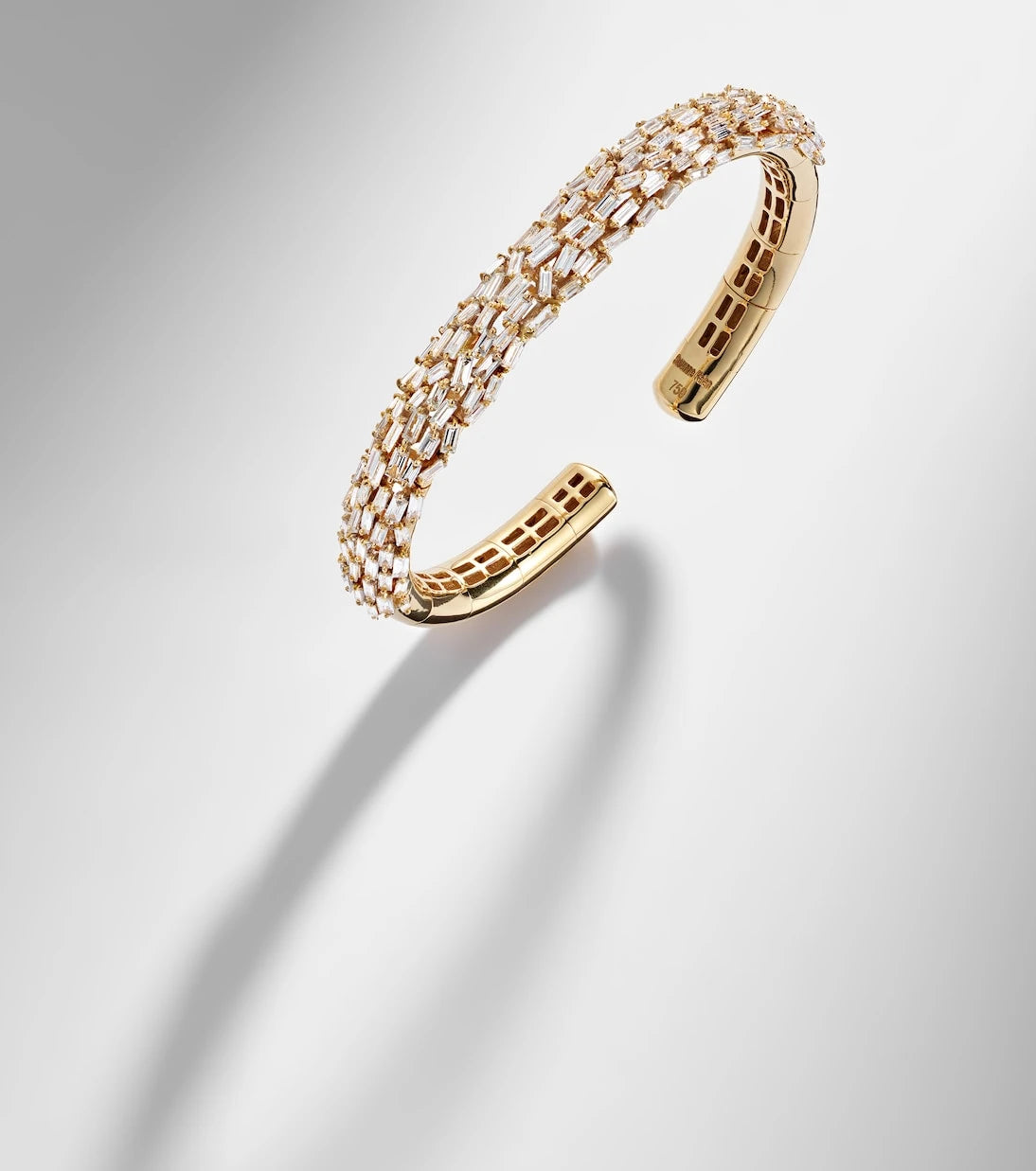 Suzanne Kalan - 18kt gold bangle with diamonds