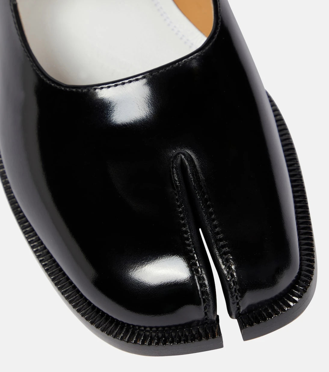 ميزون مارجيلا - حذاء ماري جين مسطّح من جلد التابي اللامع