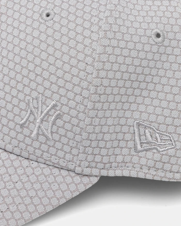 Шапка с козирка New Era FLAWLESS MESH 9FORTY®