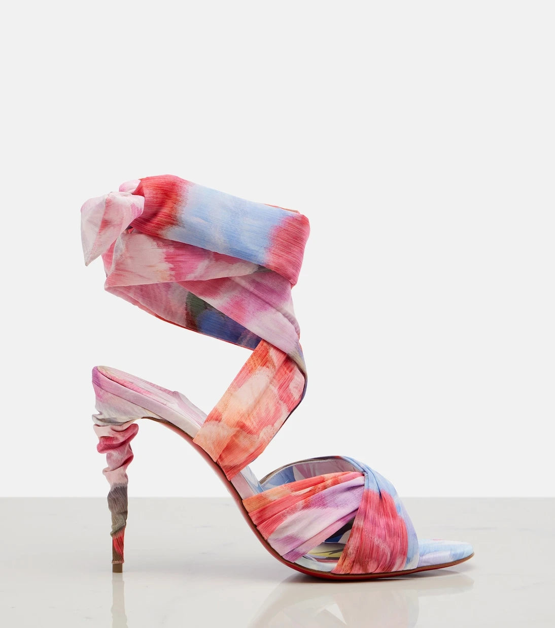 Christian Louboutin - صنادل أقفابولا المنقوشة بالزهور