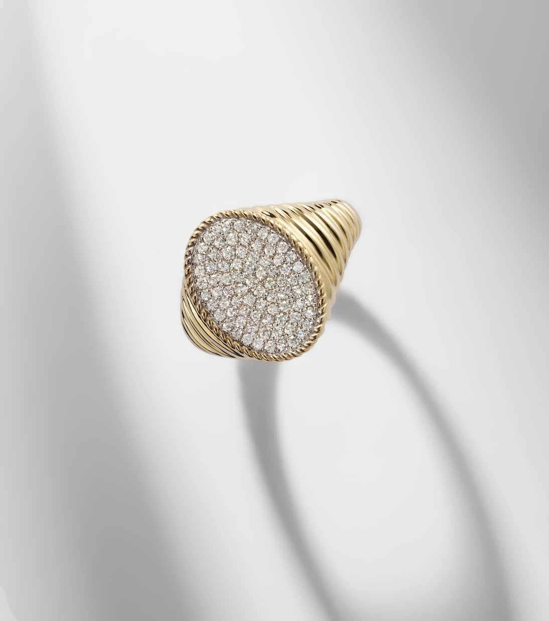 Yvonne Léon - Chevalière Ovale 9kt gold ring with diamonds