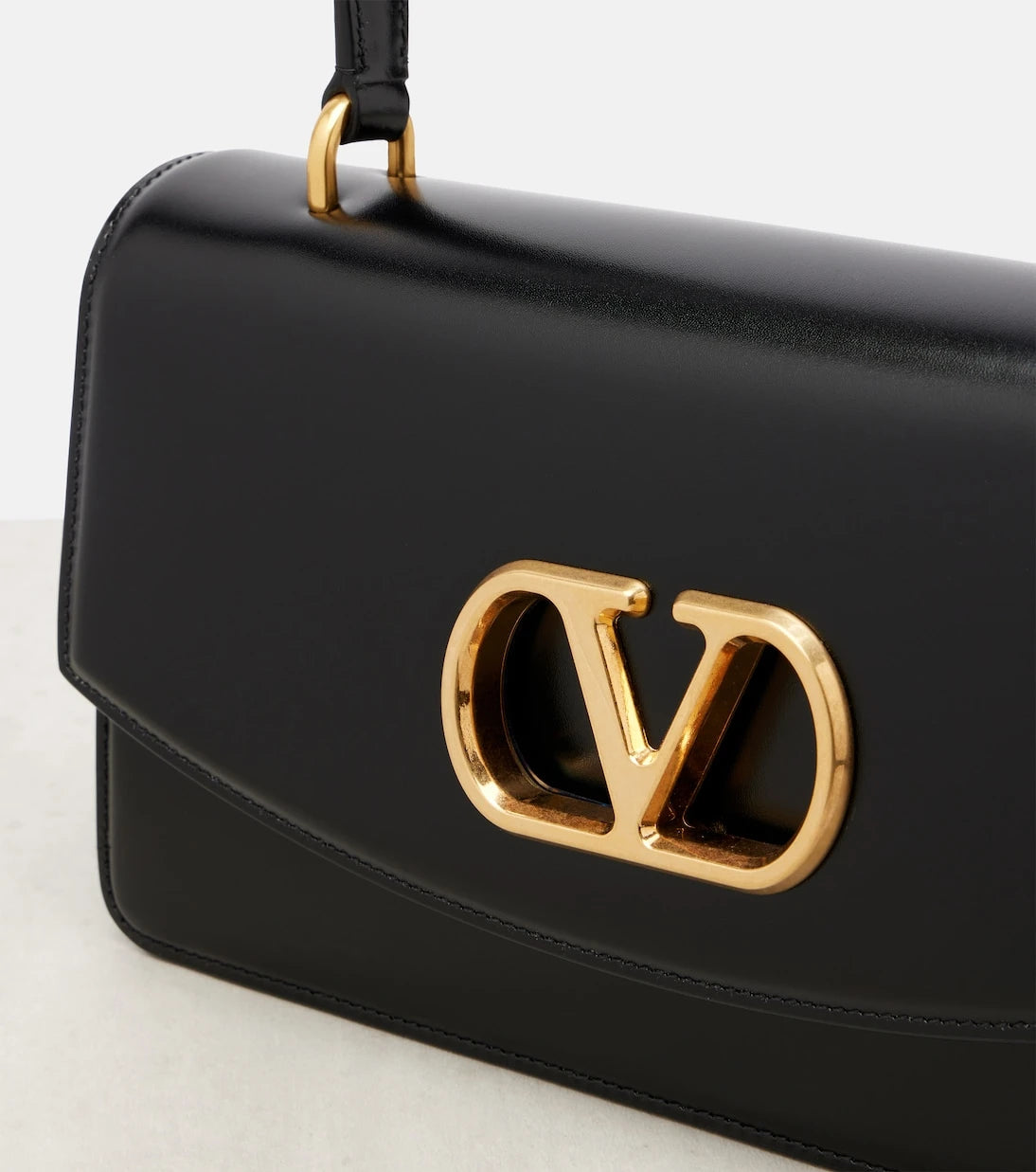 Valentino Garavani - Vain Small VLogo leather shoulder bag