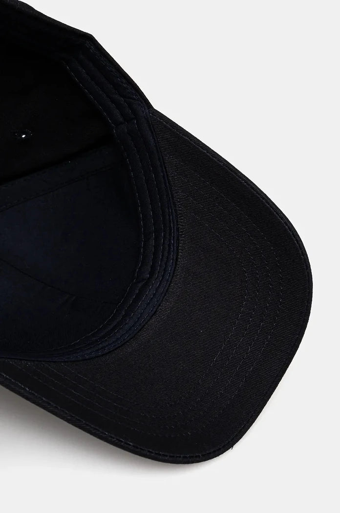 Guess Jeans pamuklu siperlikli şapka