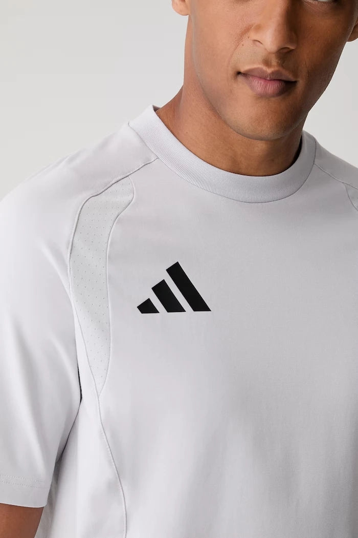 adidas Performance pamuklu erkek antrenman tişörtü Tiro Travel