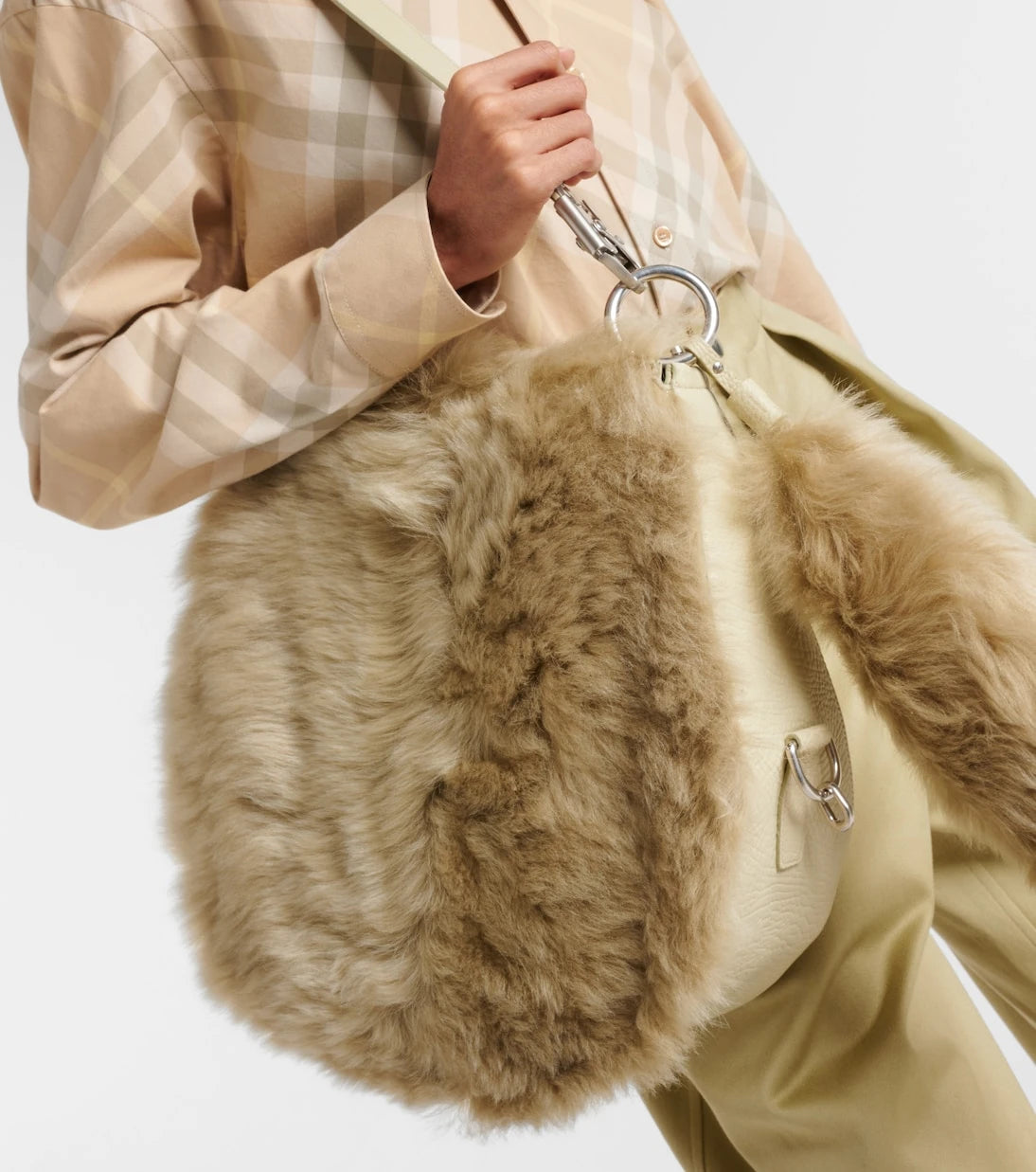 Burberry - حقيبة كتف Knight Medium من الجلد مع حواف من القص الصوفي