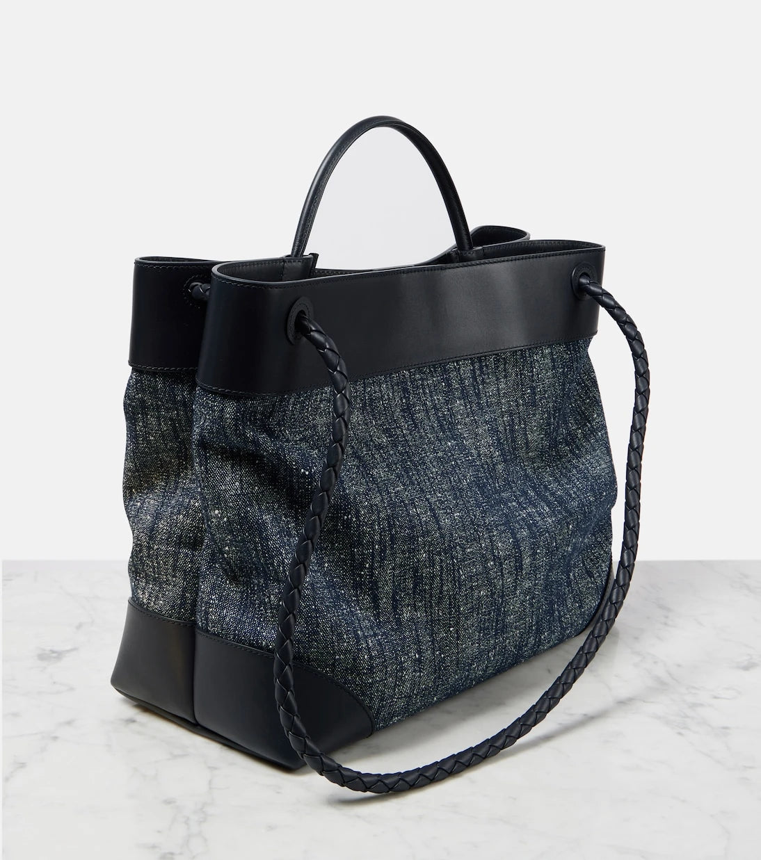 Bottega Veneta - حقيبة أنديامو الكبيرة توت من الدنيم