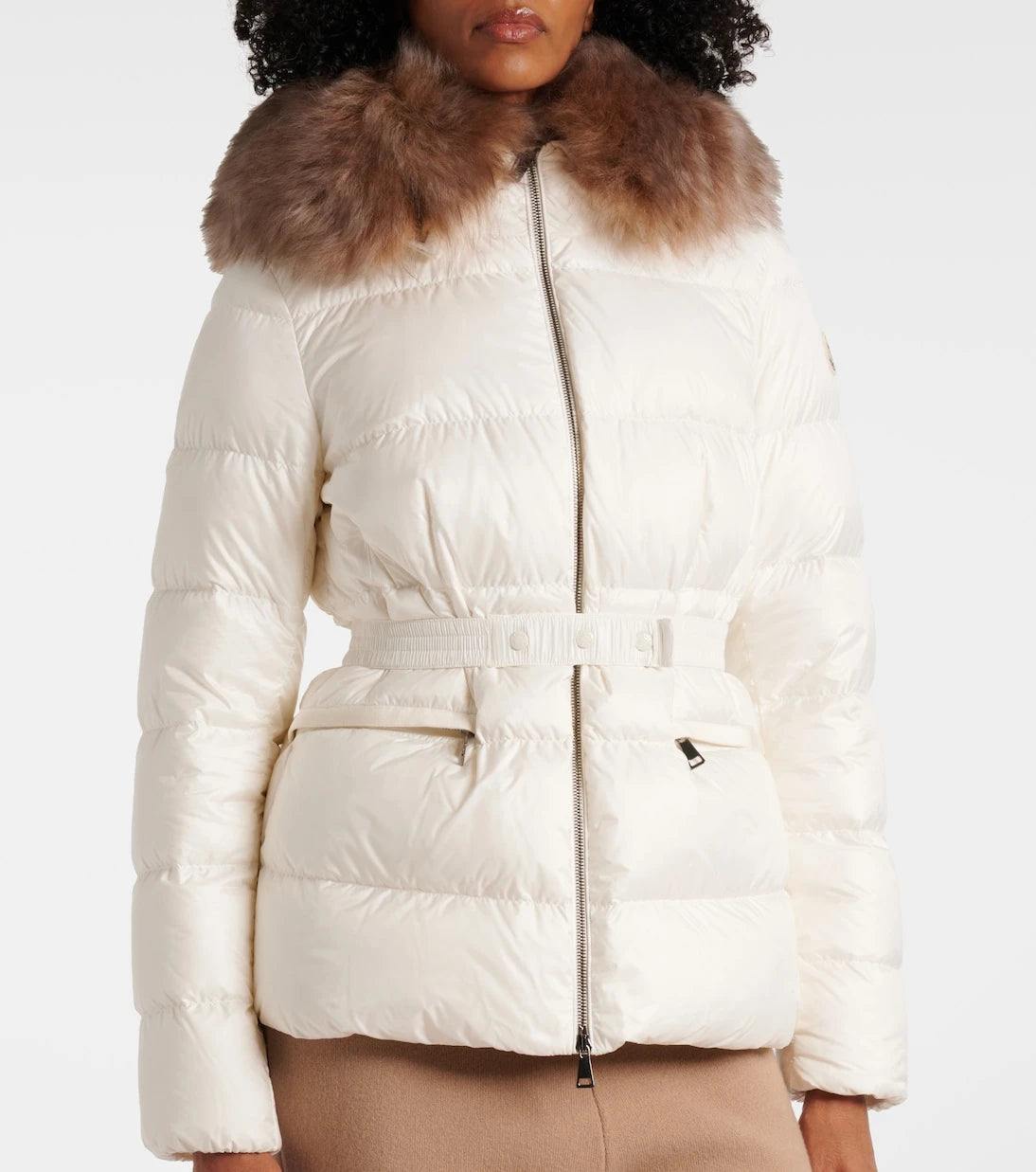 Moncler - جاكيت Boed المنتفخ المزين بفرو الشيرلينغ