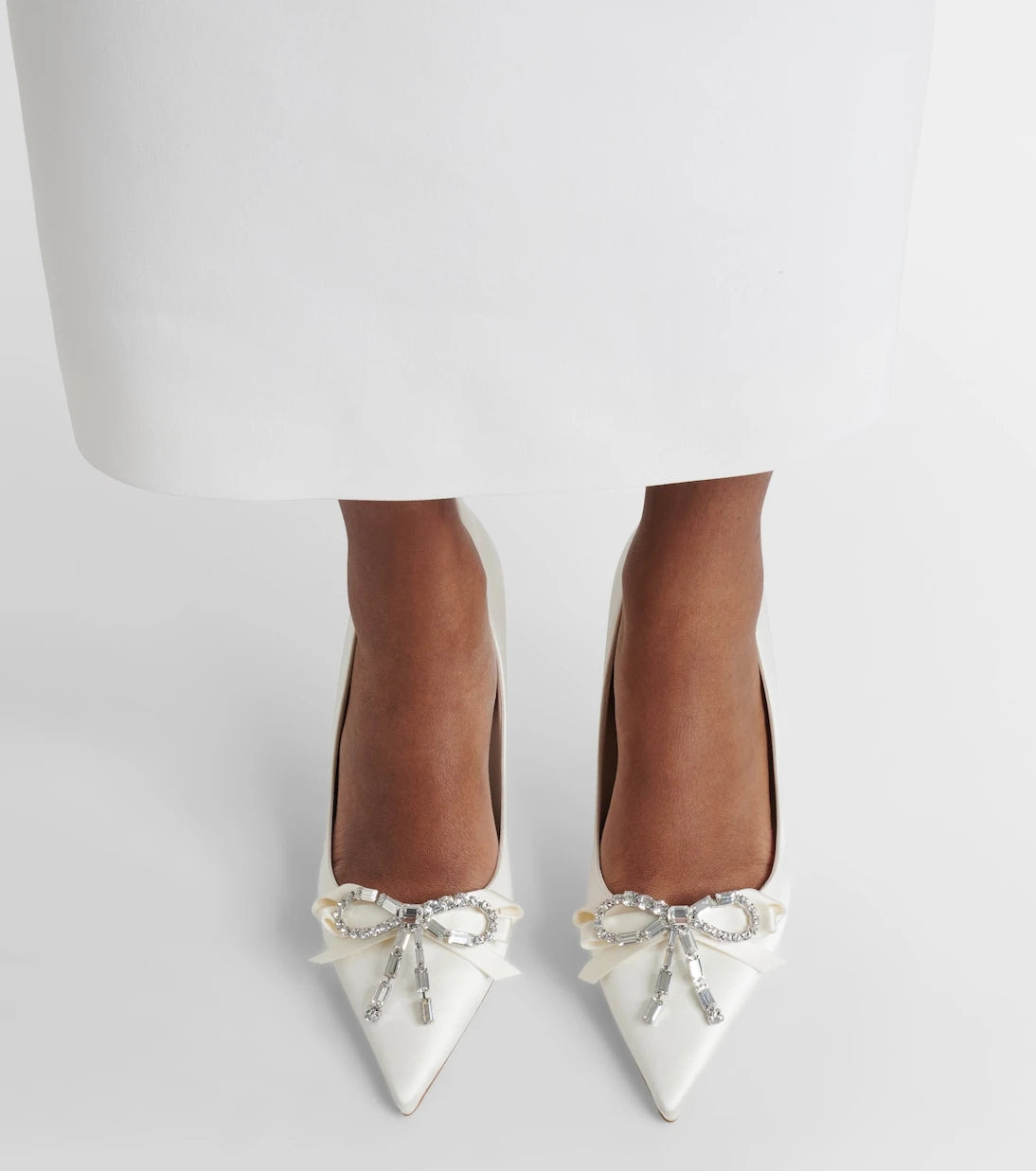 Jimmy Choo - حذاء أوريا بكعب عالٍ من الساتان المزين بالكريستال