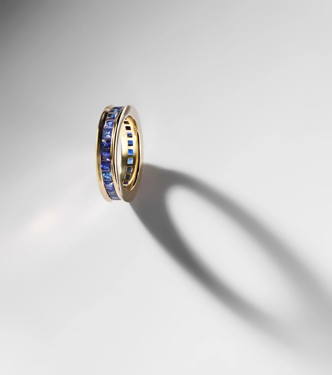 Octavia Elizabeth - Ivy Eternity 18kt gold ring with sapphire