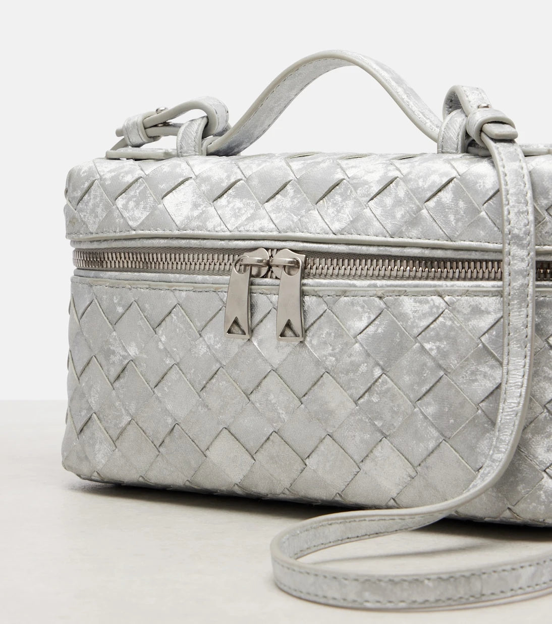Bottega Veneta - حقيبة فانيتي بانغ بانغ من الجلد الميتالك