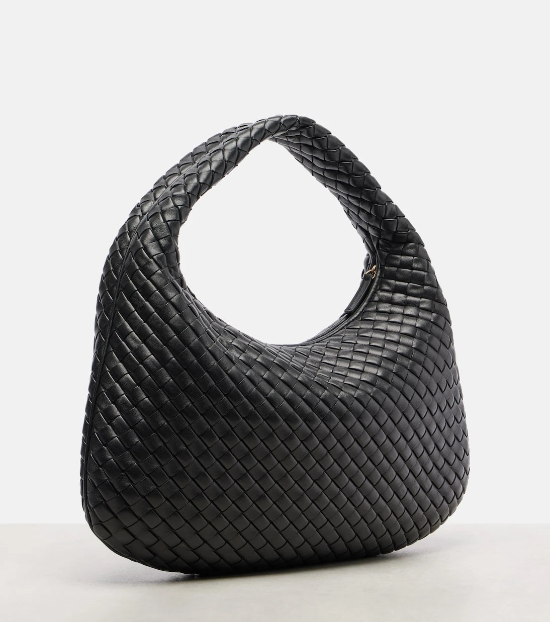 Bottega Veneta - حقيبة كتف Veneta Medium من الجلد