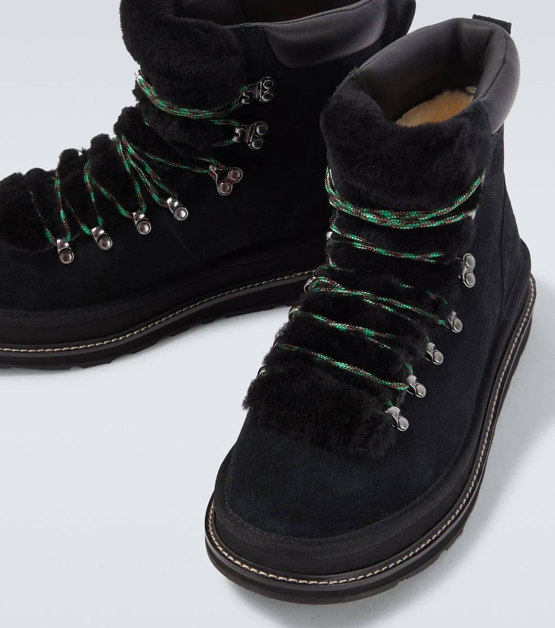 Sacai - حذاء هايكنج من جلد الشامواه وشيرلينج بالتعاون مع UGG