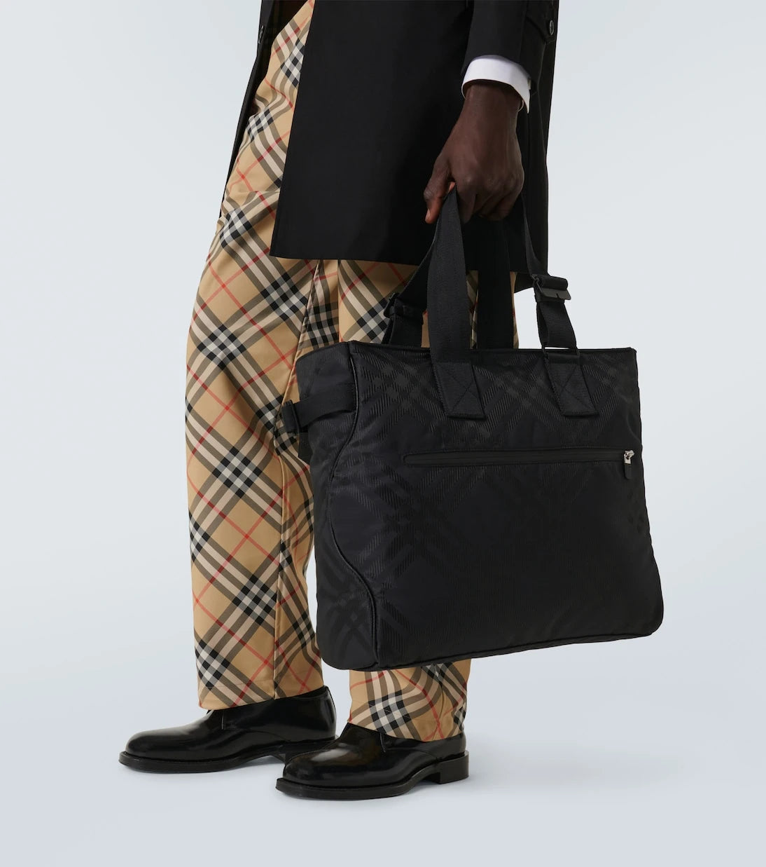 Burberry - حقيبة يد توت بطبعة كاروهات من الجاكار من بربري
