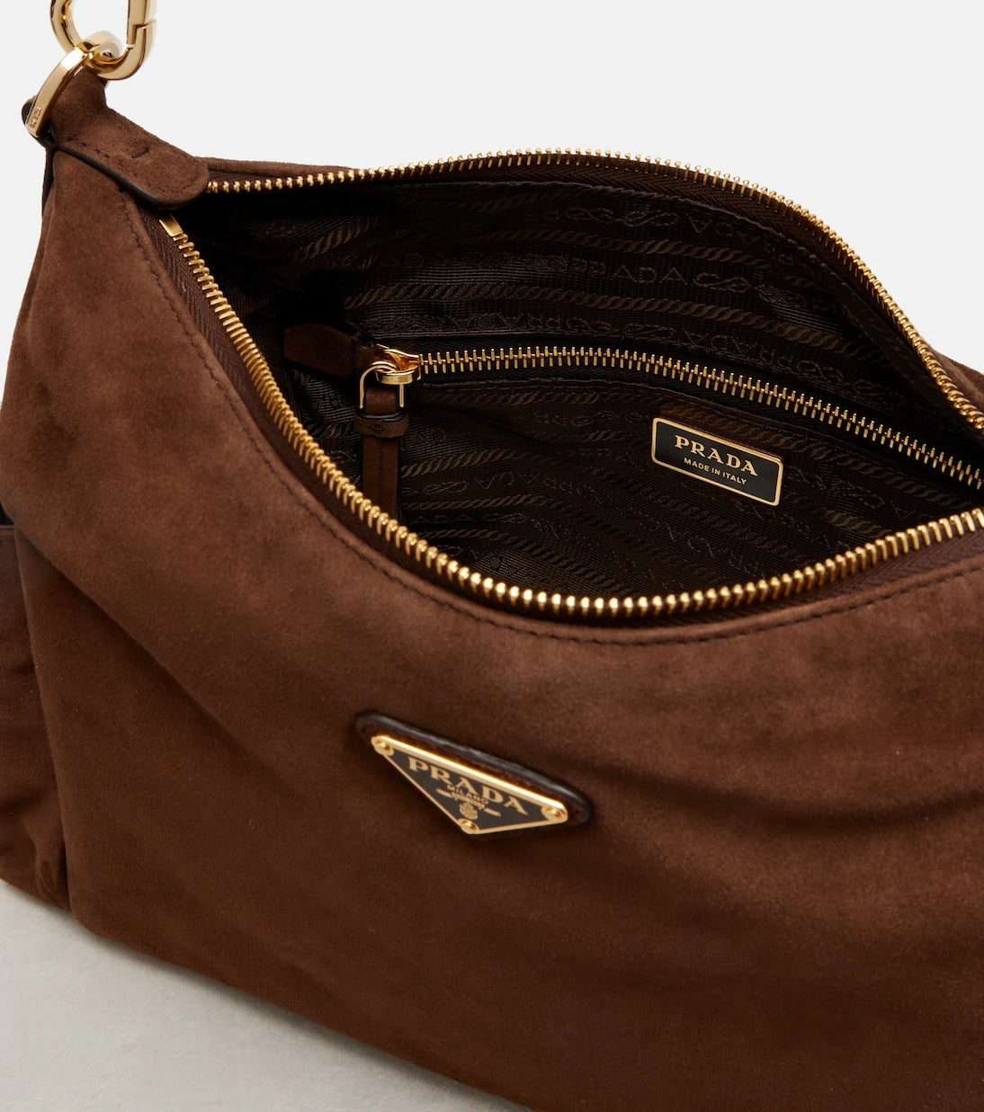 Prada - حقيبة كتف كبيرة من الشامواه طراز Prada Explore