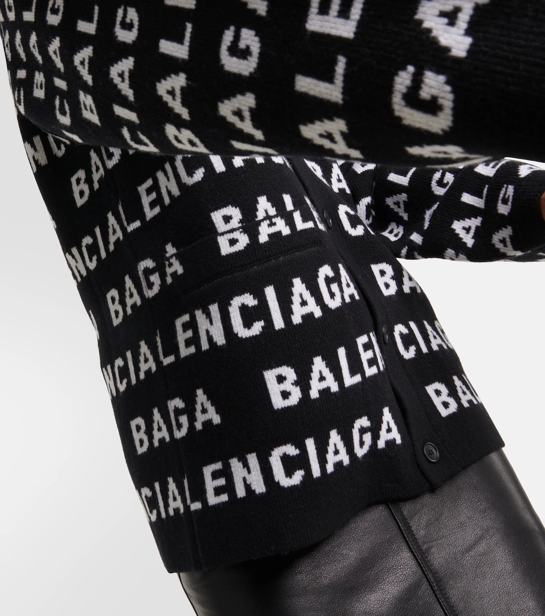 Balenciaga - كارديجان من مزيج الصوف بنقشة شعار الماركة الجاكار