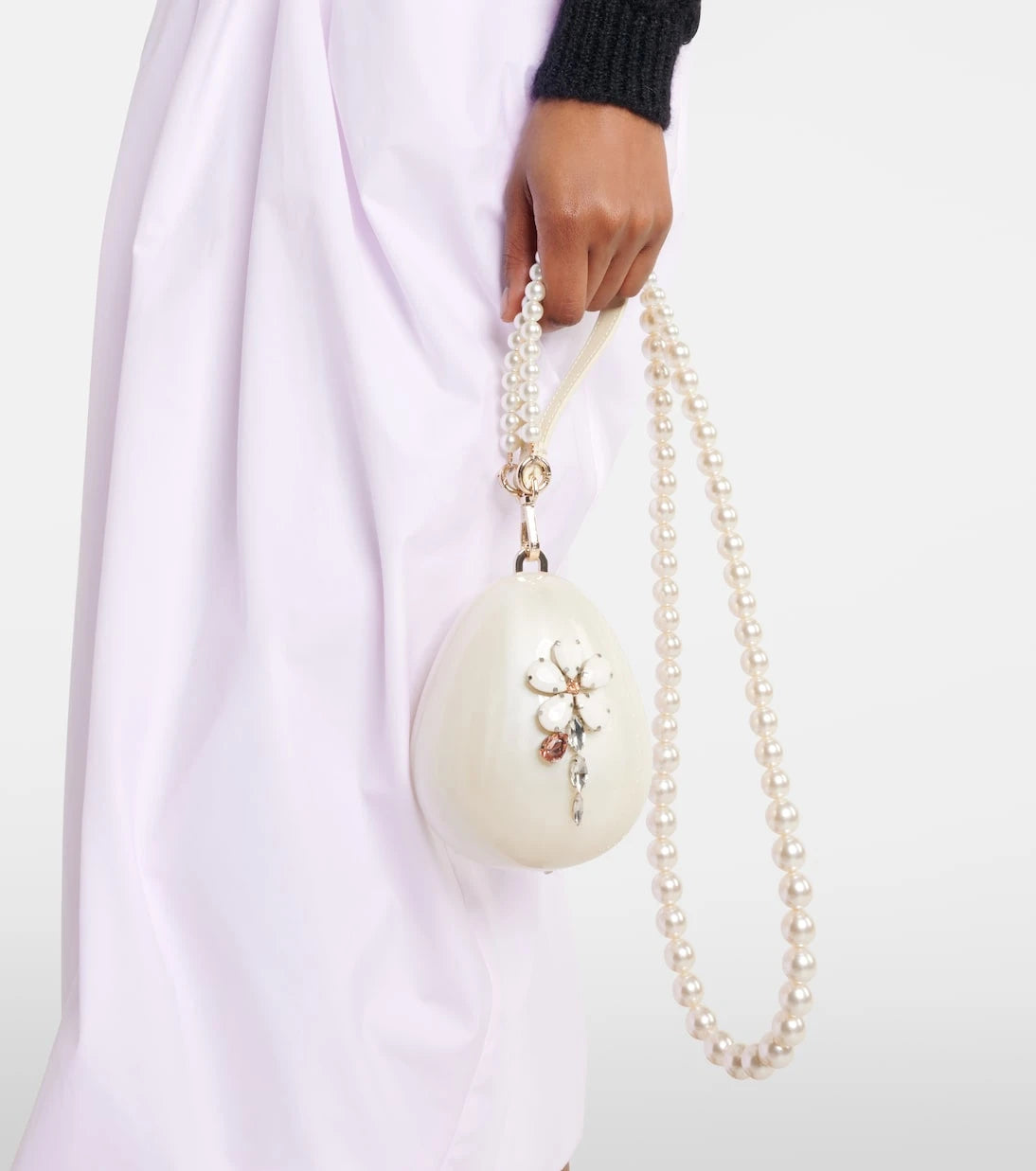 Simone Rocha - حقيبة كلاتش مرصّعة بزخارف بيضة الأرنب اللؤلؤية