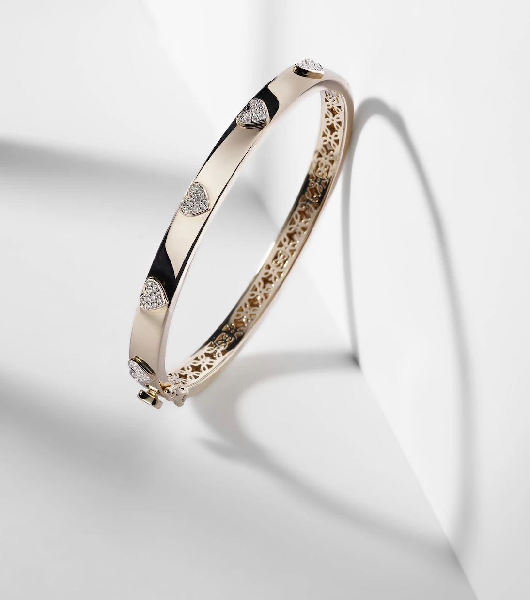 Sydney Evan - Heart 14kt gold bangle with diamonds