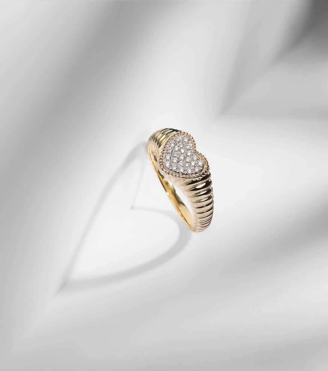 Yvonne Léon - Baby 9kt gold ring with diamonds