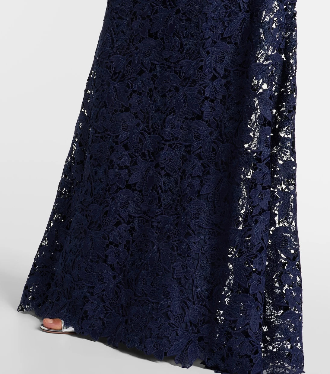 Monique Lhuillier - Lace gown