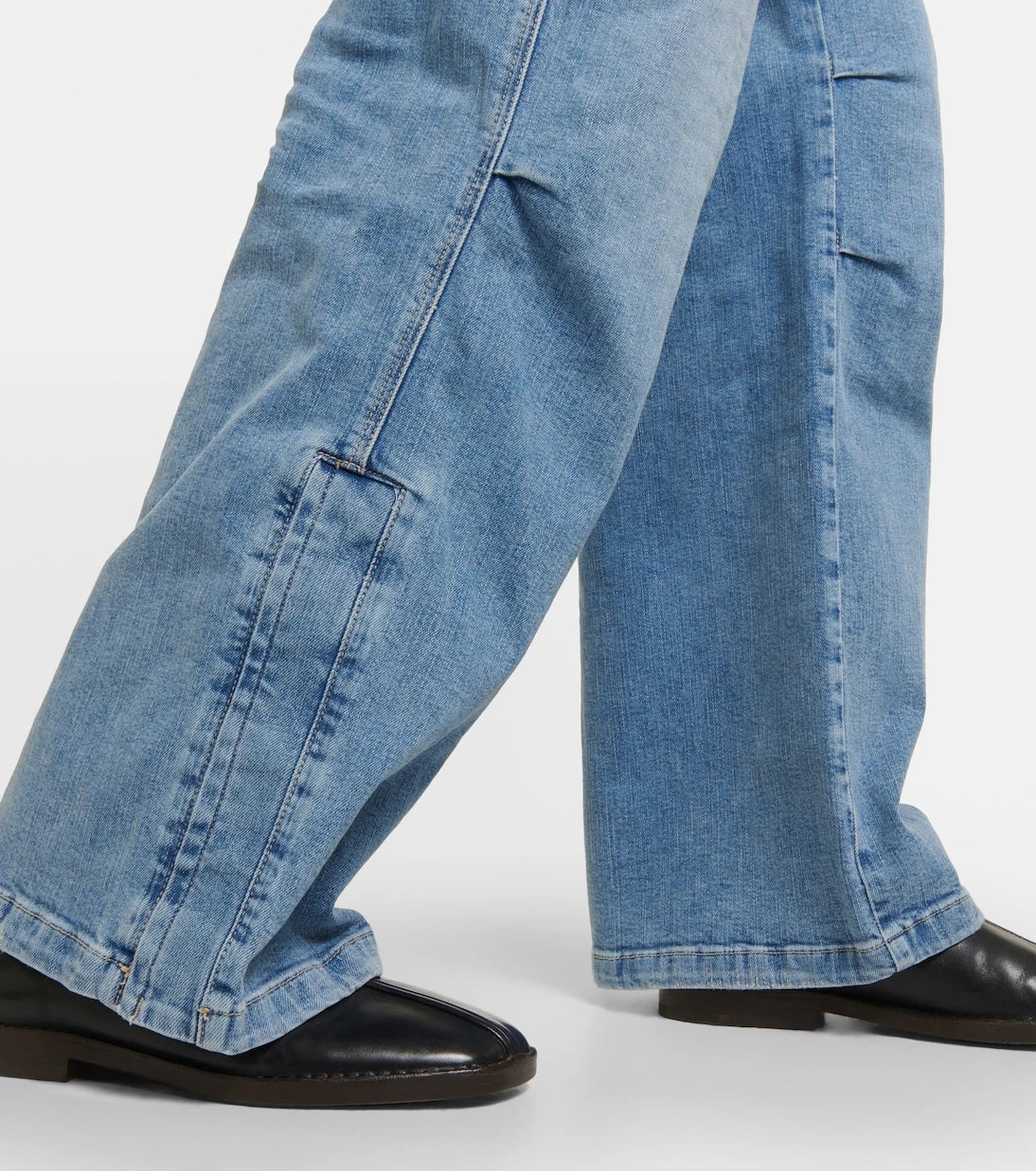 AG Jeans - جينز كارجو بقصة أرجل واسعة وخصرٍ عالٍ
