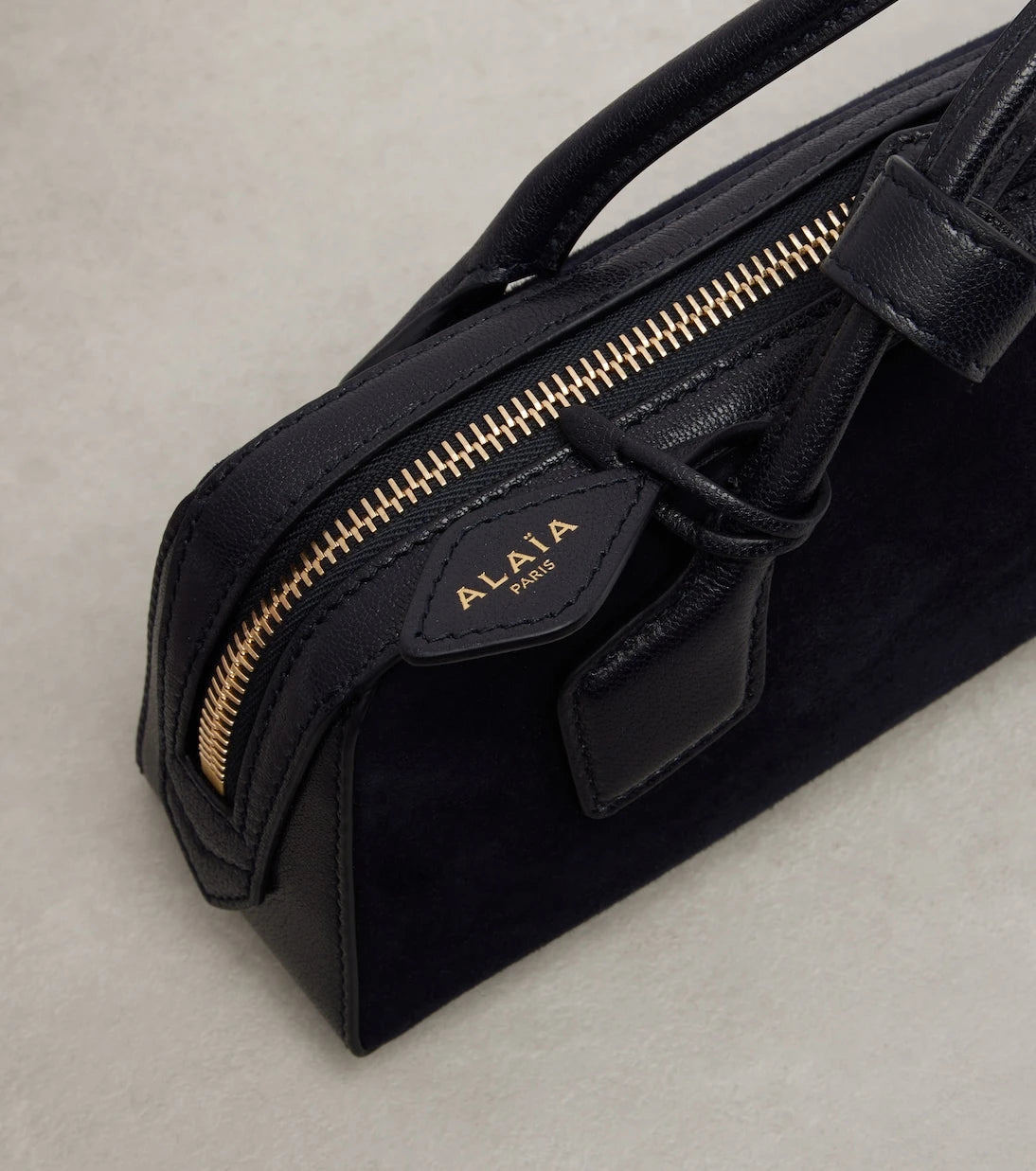 Alaïa - حقيبة يد لو تيكل صغيرة من جلد العجل المزين بالفرو