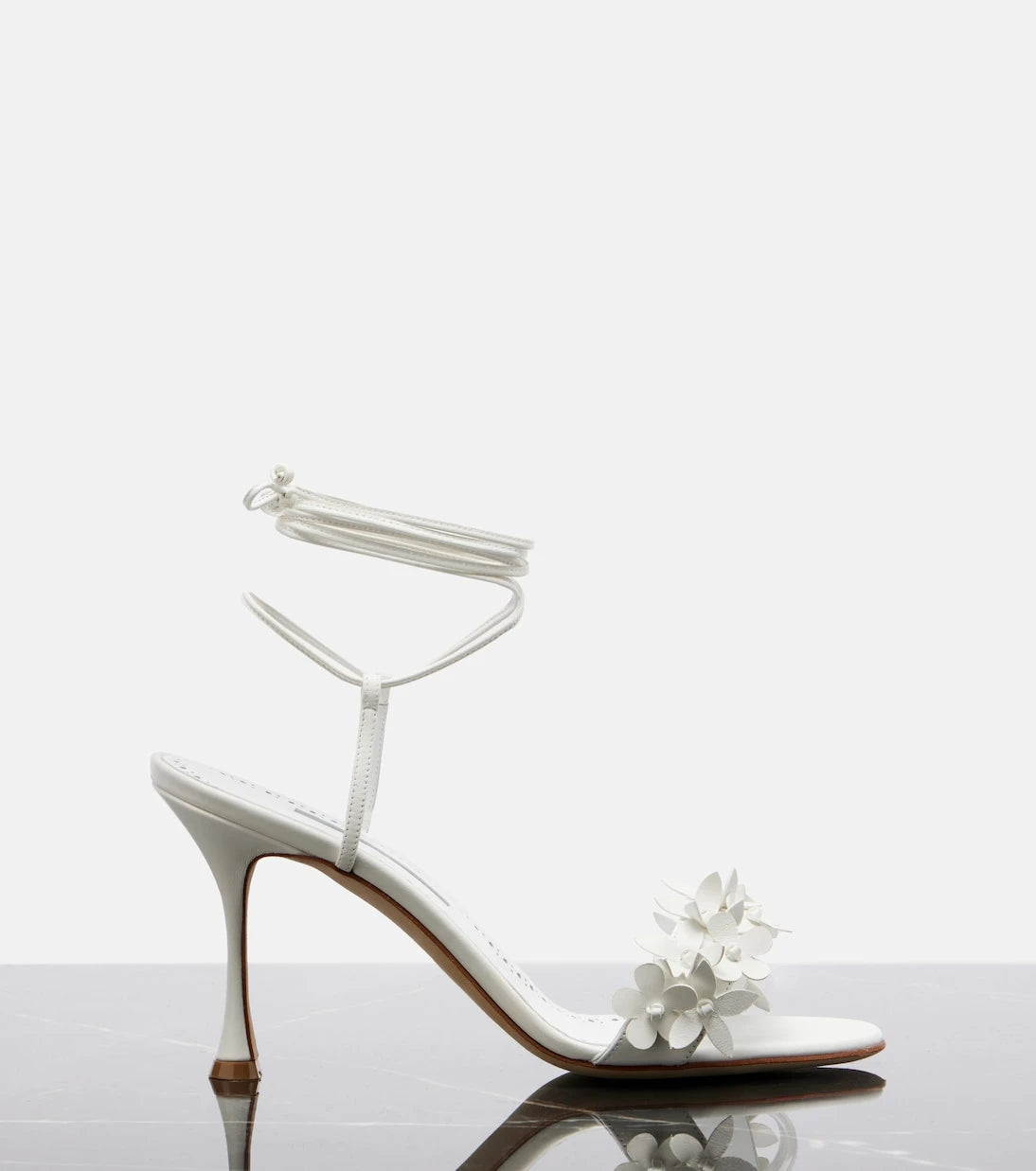 Manolo Blahnik - صندل Anista الجلدي بتطريزات الزهور