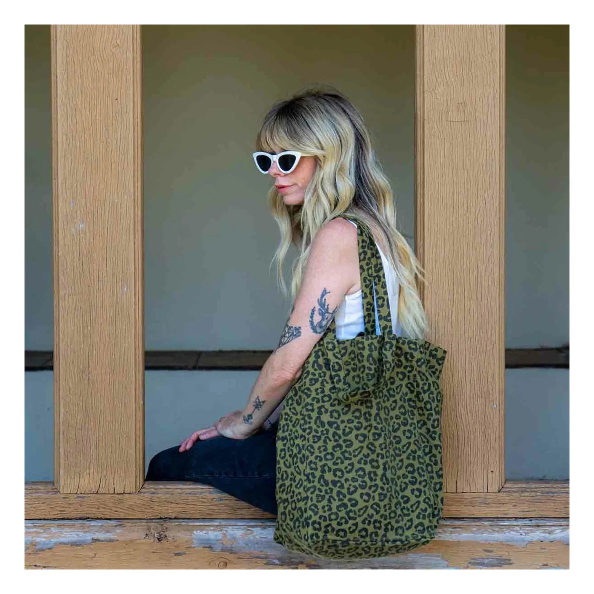 Rose in April - Elisabeth Graou tote bag | Olive