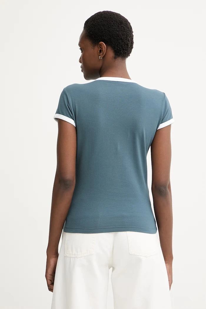Calvin Klein Jeans pamuk ve elastanlı kadın tişört