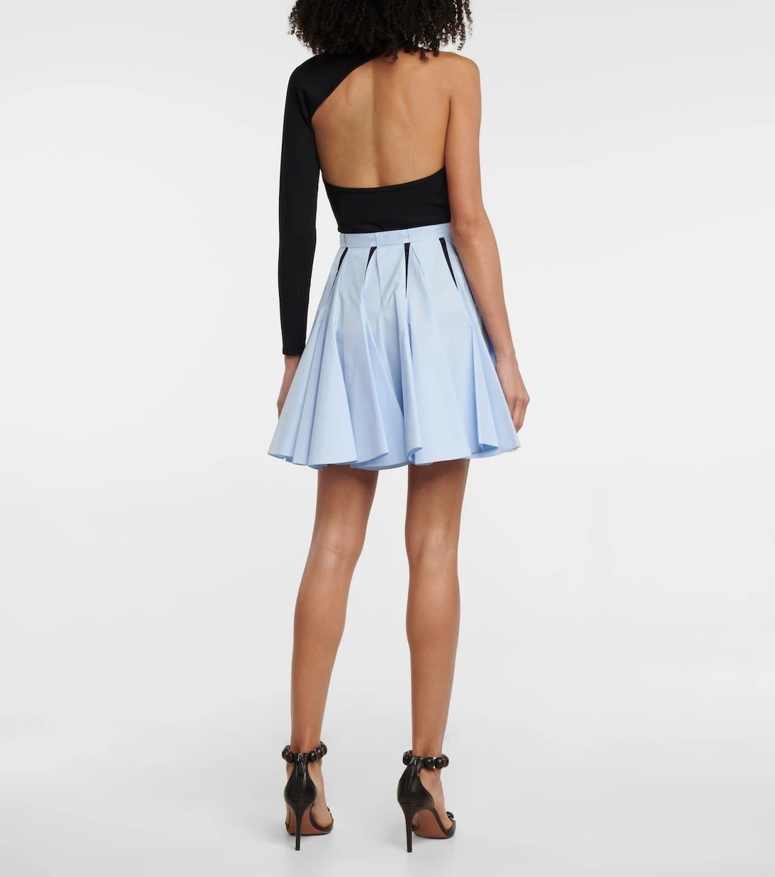Alaïa - تنورة قطنية قصيرة بفتحات وخصر عالٍ