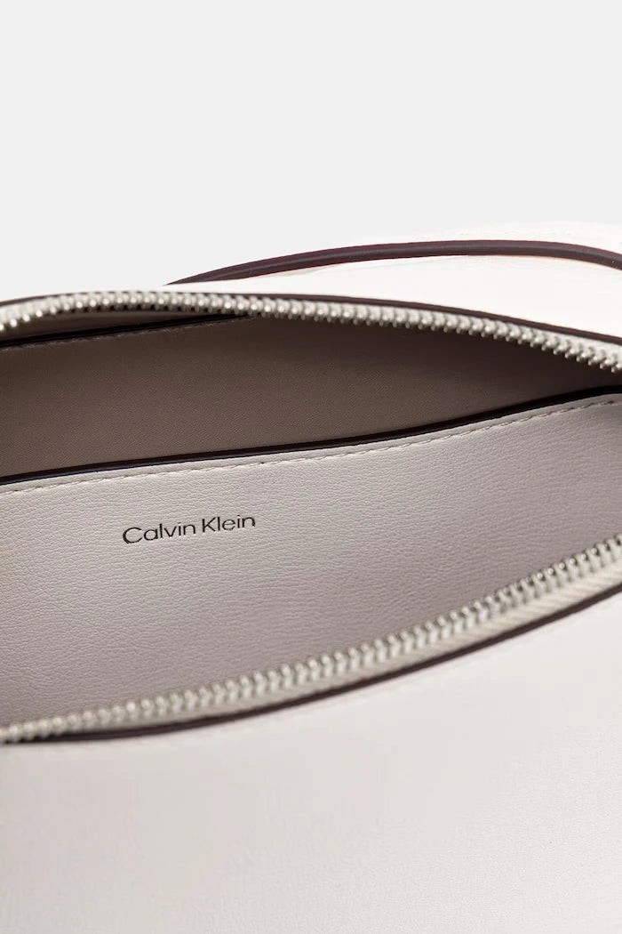 Calvin Klein kadın suni deri çapraz çanta