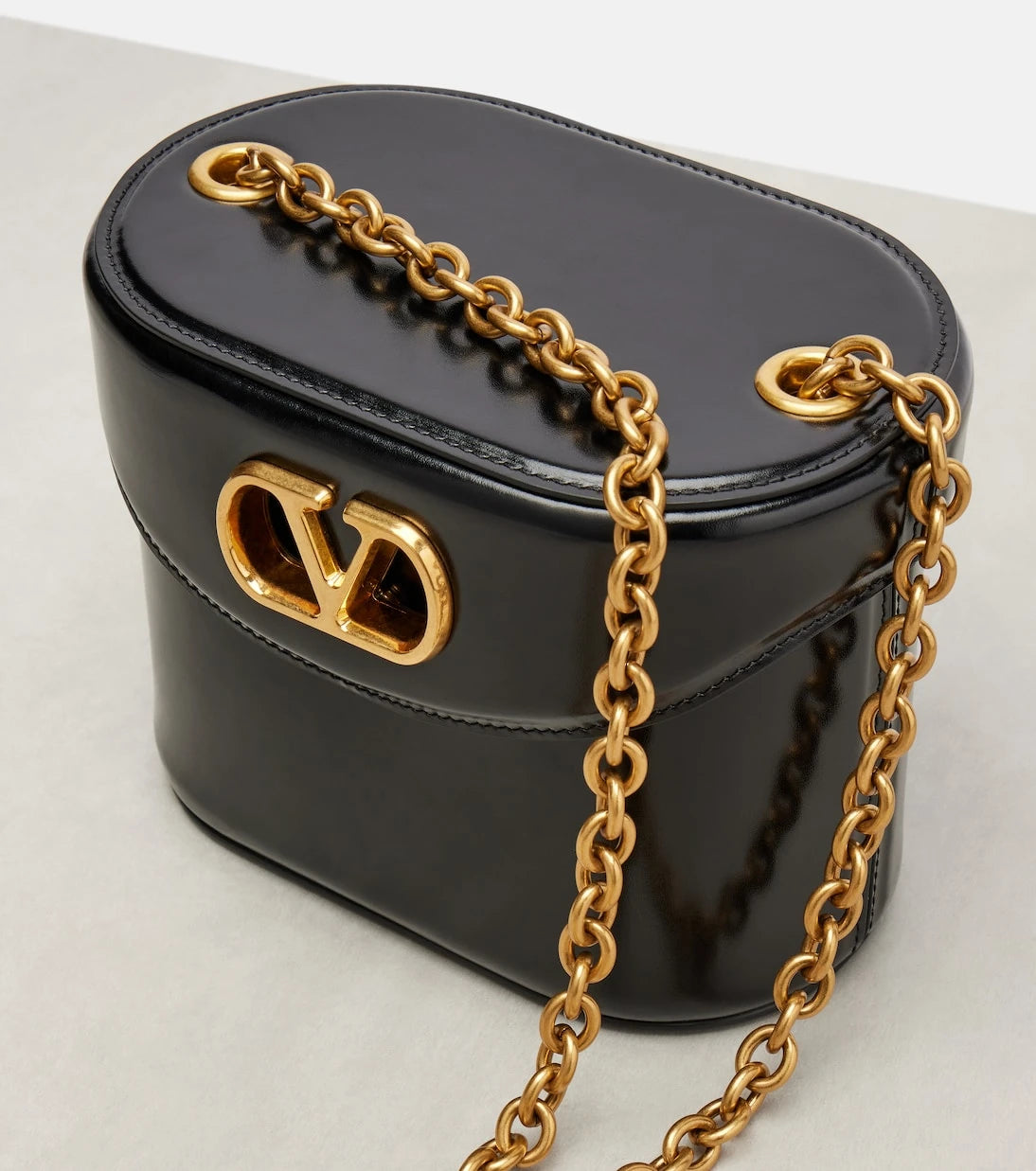 Valentino Garavani - Vain VLogo leather vanity bag