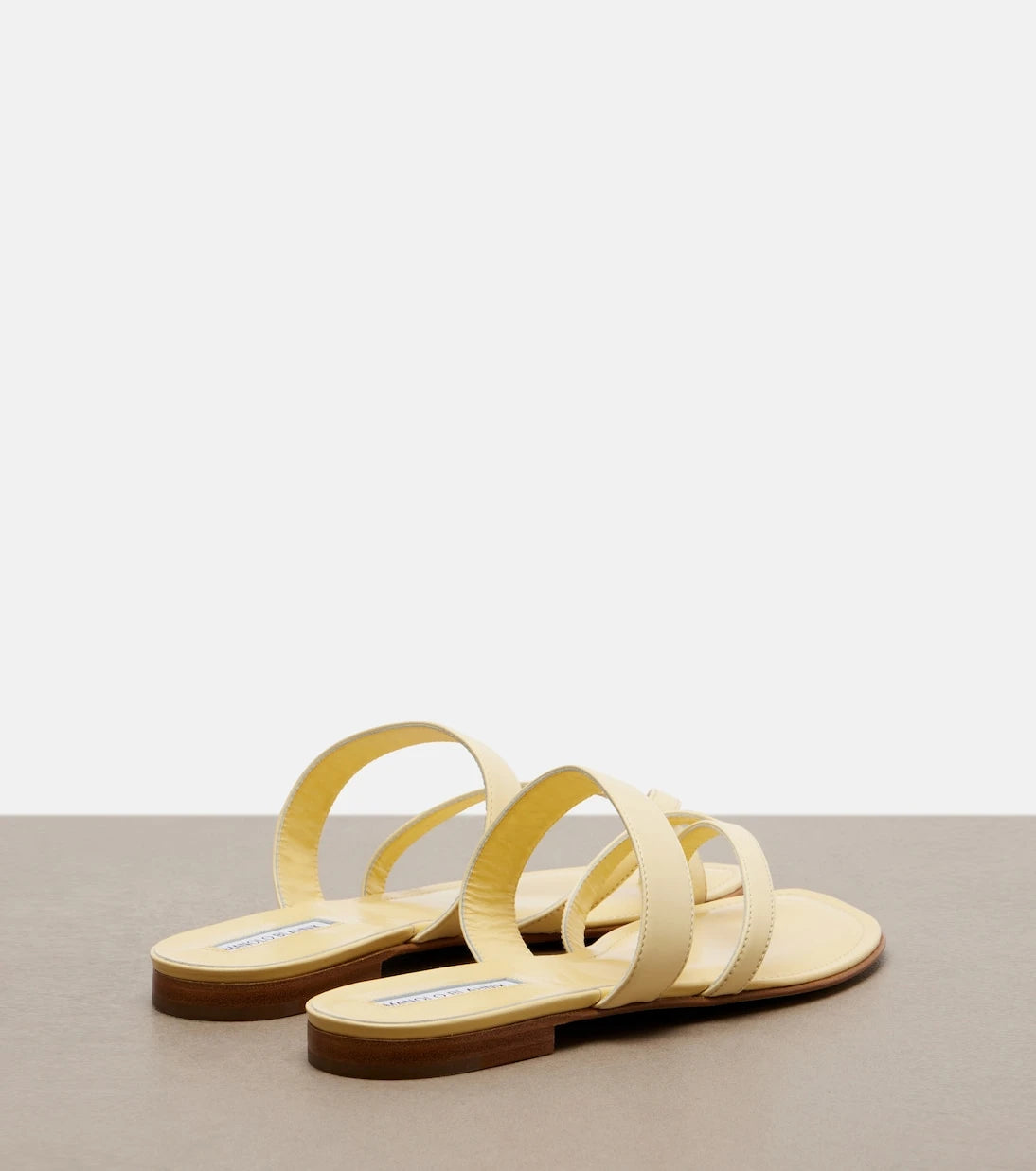Manolo Blahnik - صنادل Susa الجلدية