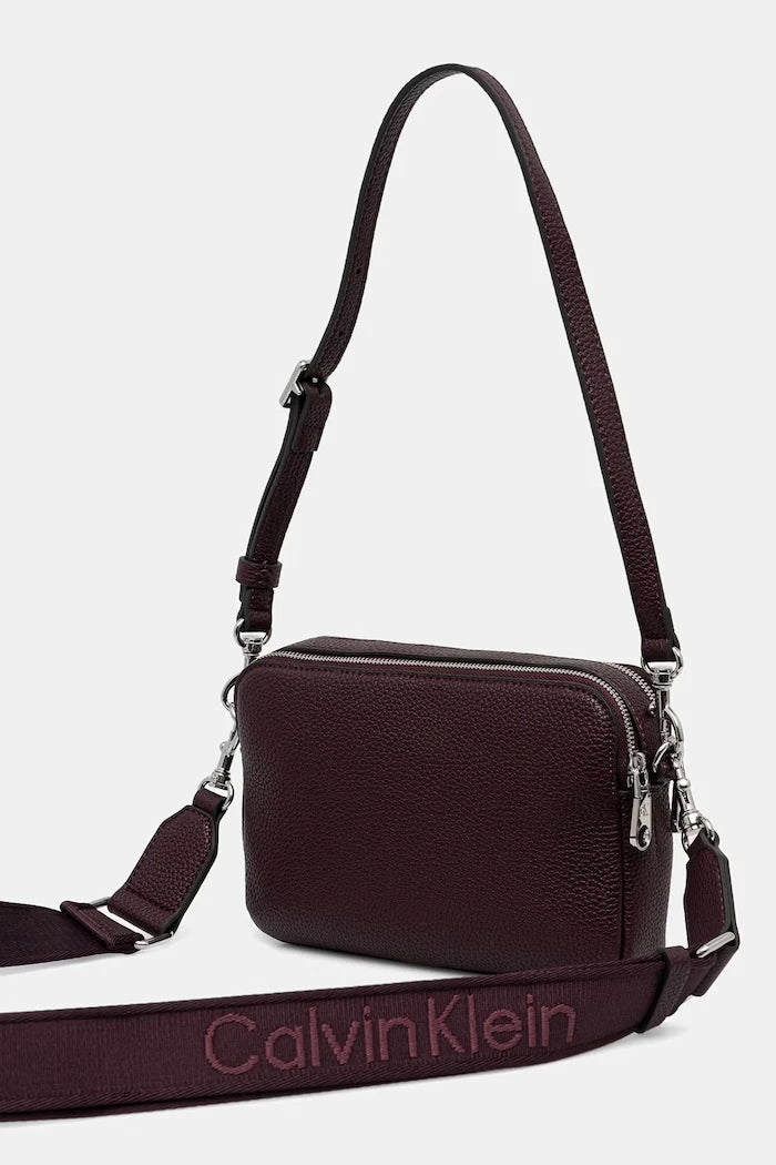 Calvin Klein kadın suni deri çapraz çanta