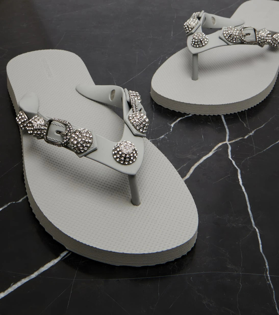 Balenciaga - صندل ثونغ كاغول مزين