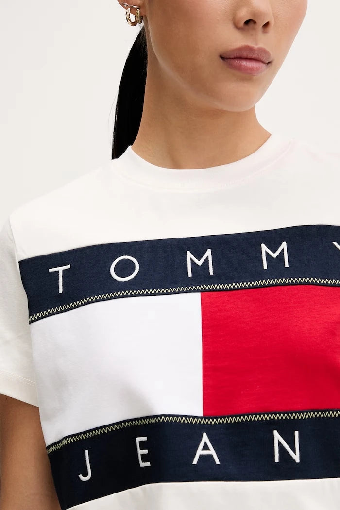 Tommy Jeans pamuklu kadın tişörtü