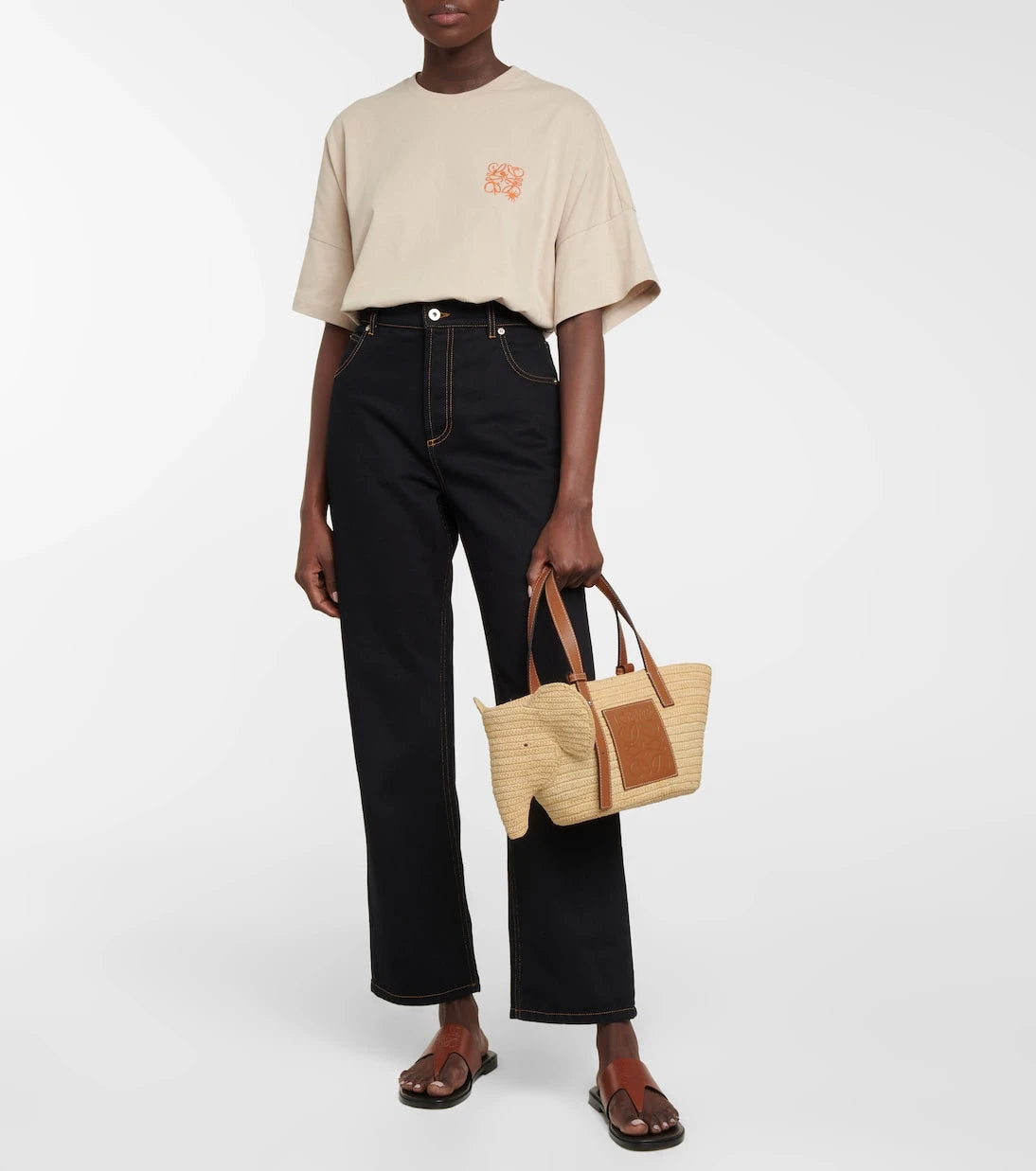 Loewe - حقيبة سلة الفيل الصغيرة من الرافيا