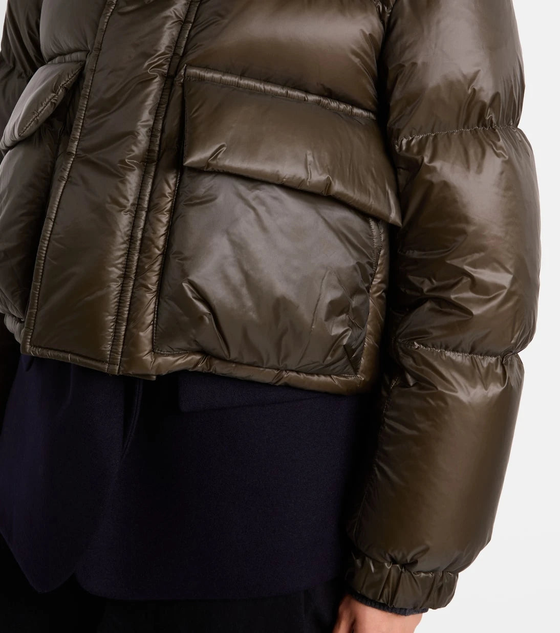 Sacai - جاكيت مبطن بالريش ومزين بالصوف