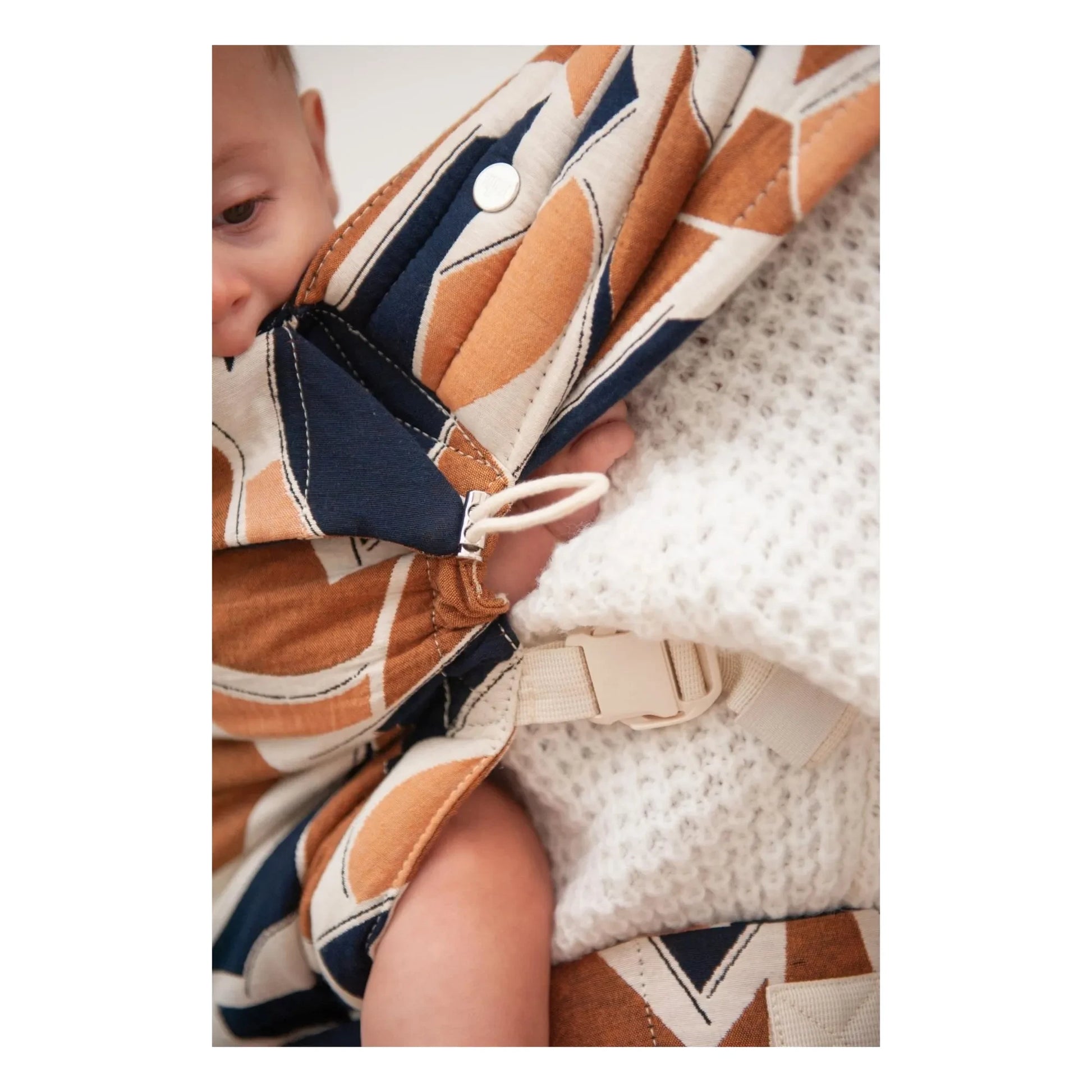 Mama Hangs - Carry &amp; Bloom baby carrier | Earth