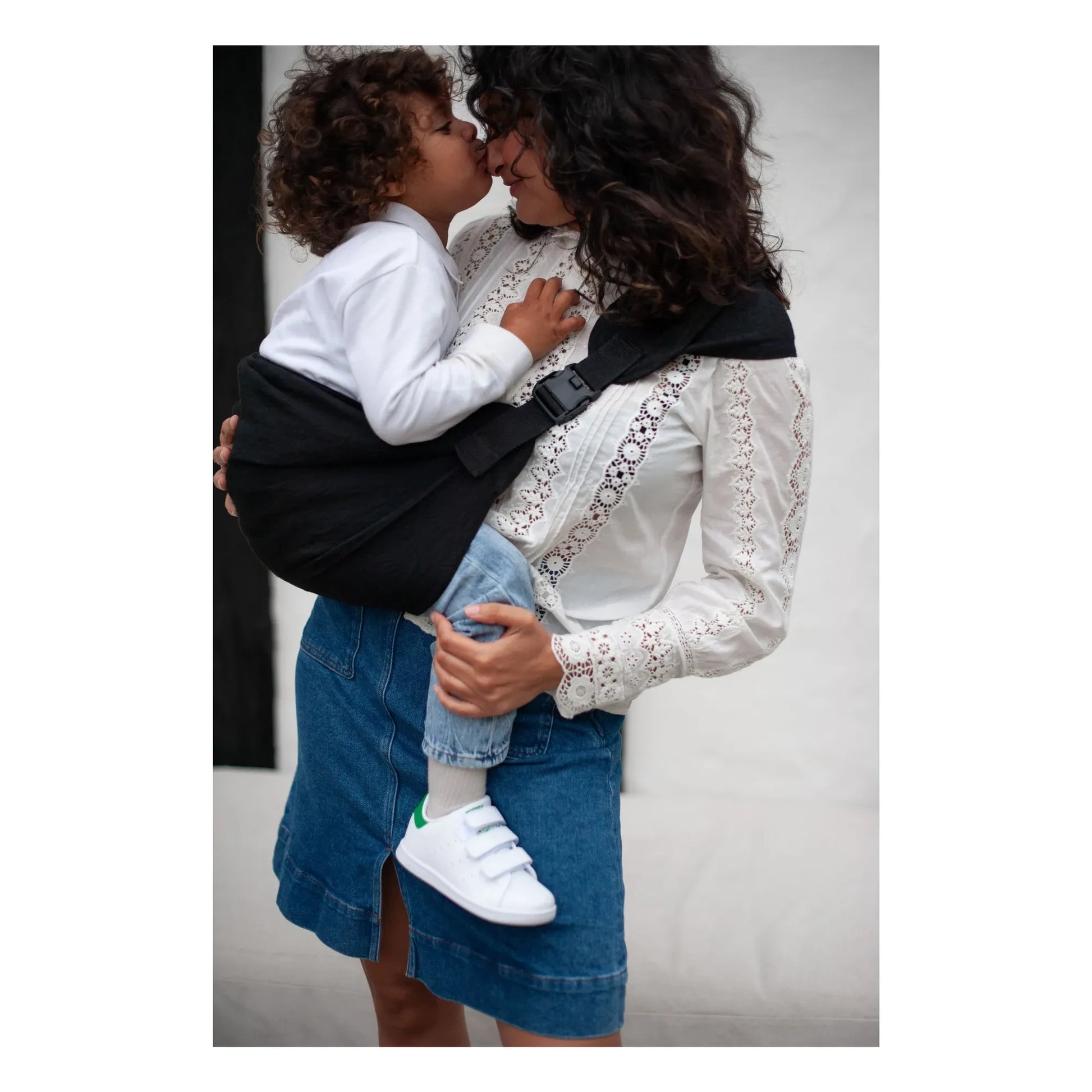Mama Hangs - Carry &amp; Walk baby carrier | Black
