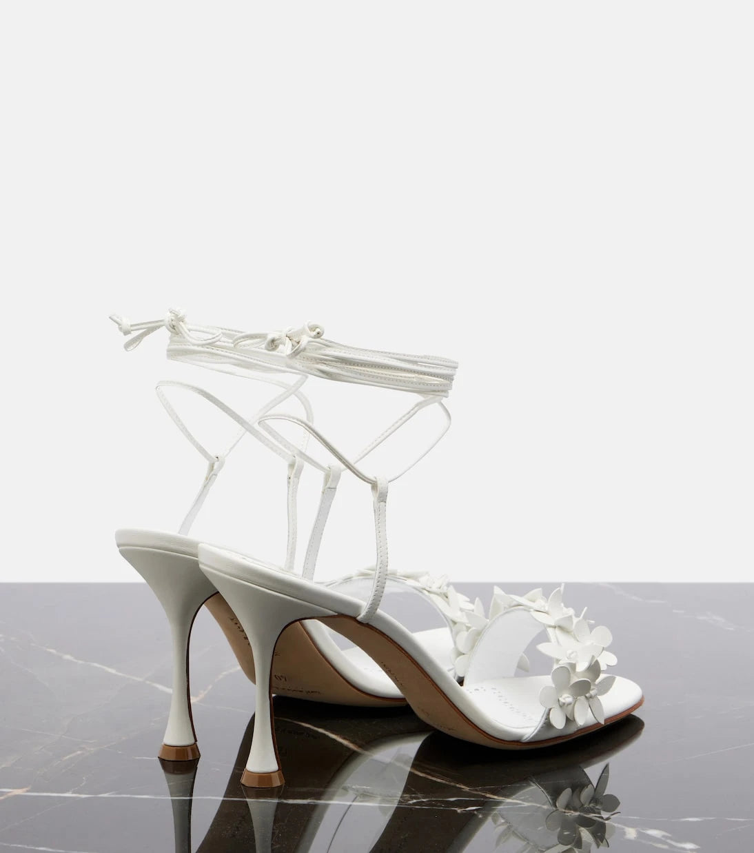 Manolo Blahnik - صندل Anista الجلدي بتطريزات الزهور