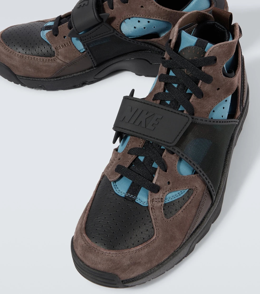 نايكي - حذاء رياضي Air Trainer Huarache مزين بالجلد المدبوغ