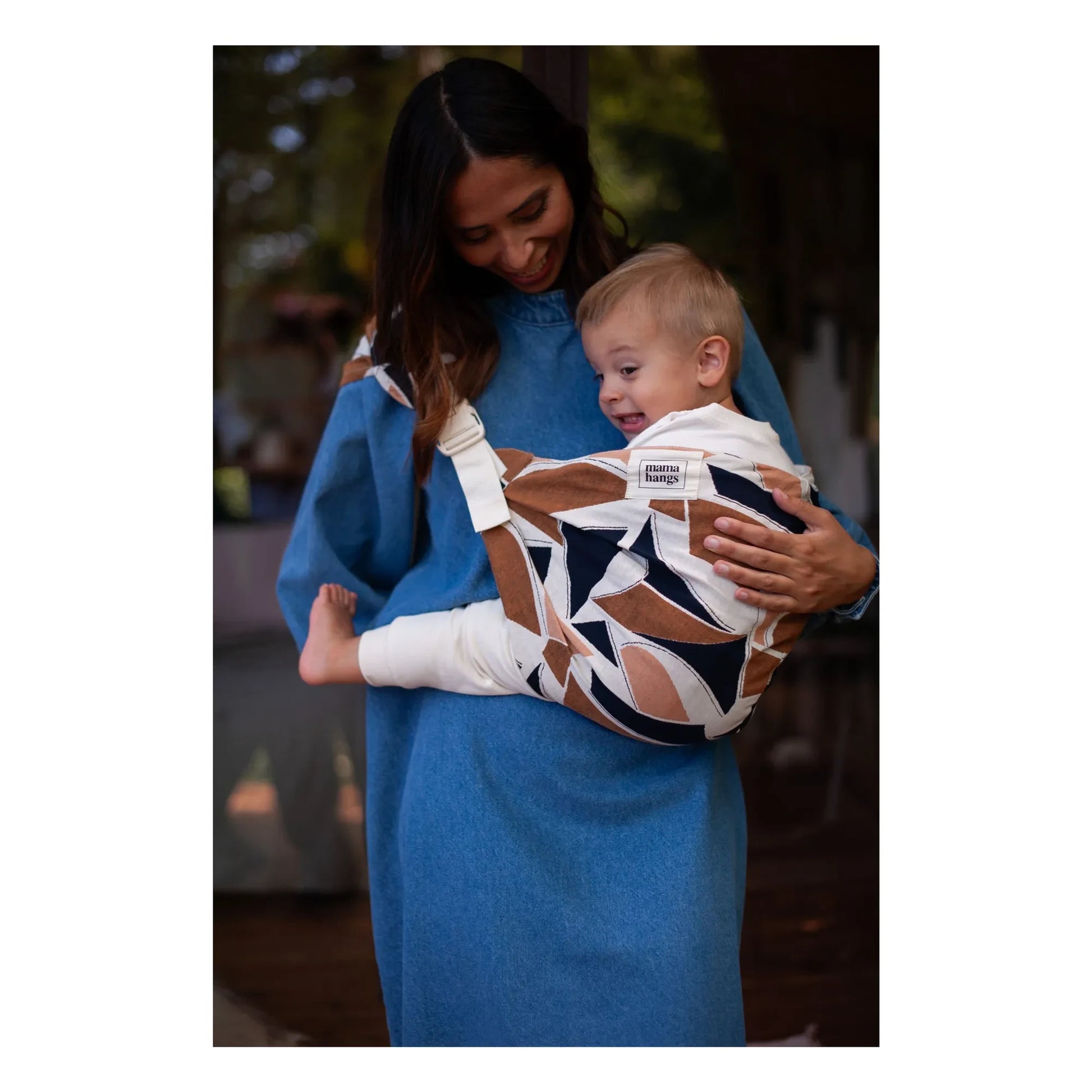 Mama Hangs - Carry &amp; Walk baby carrier | Earth