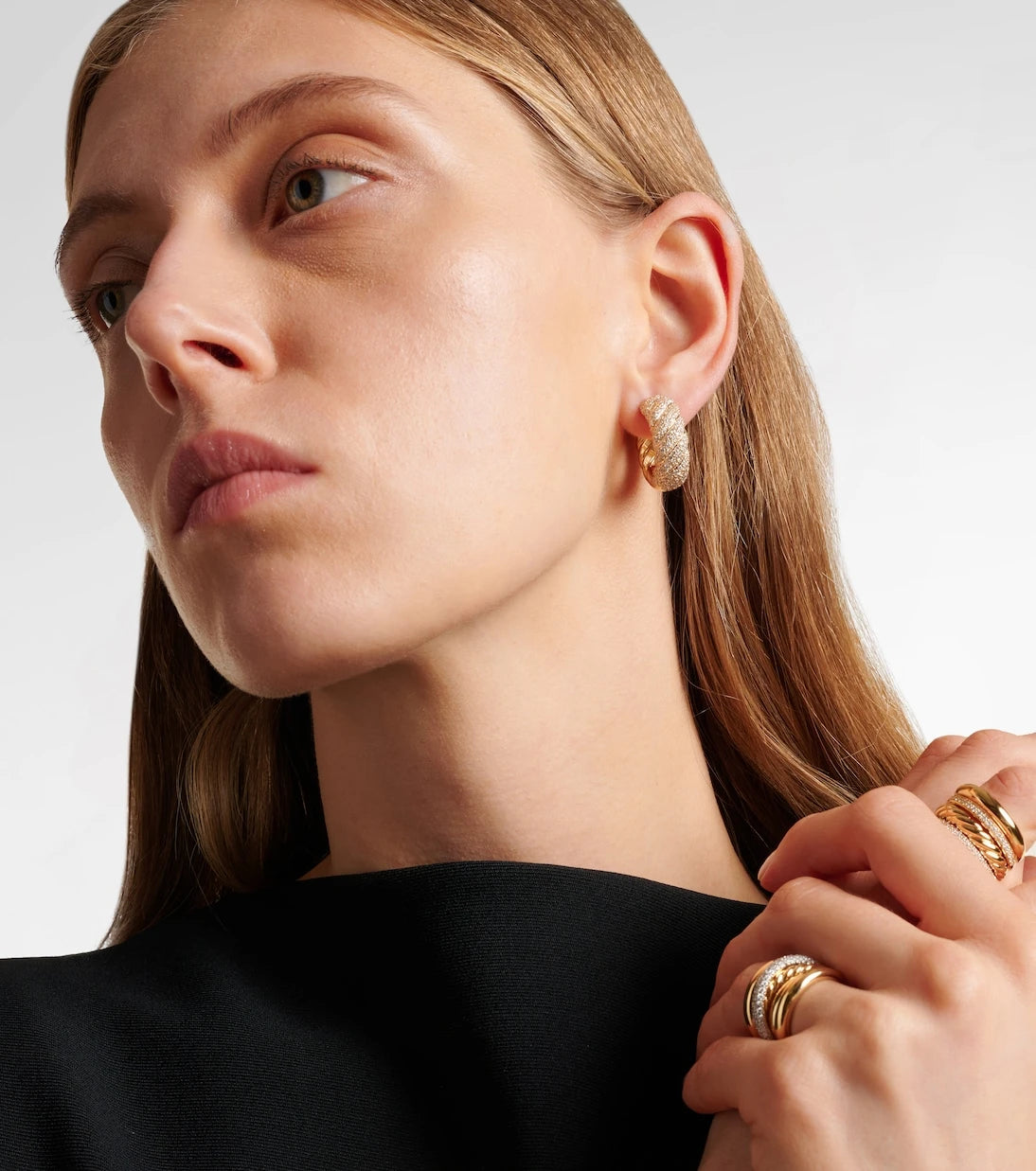 David Yurman - أقراط حلقية Sculpted Cable من الذهب عيار 18 قيراطاً ومرصعة بالألماس