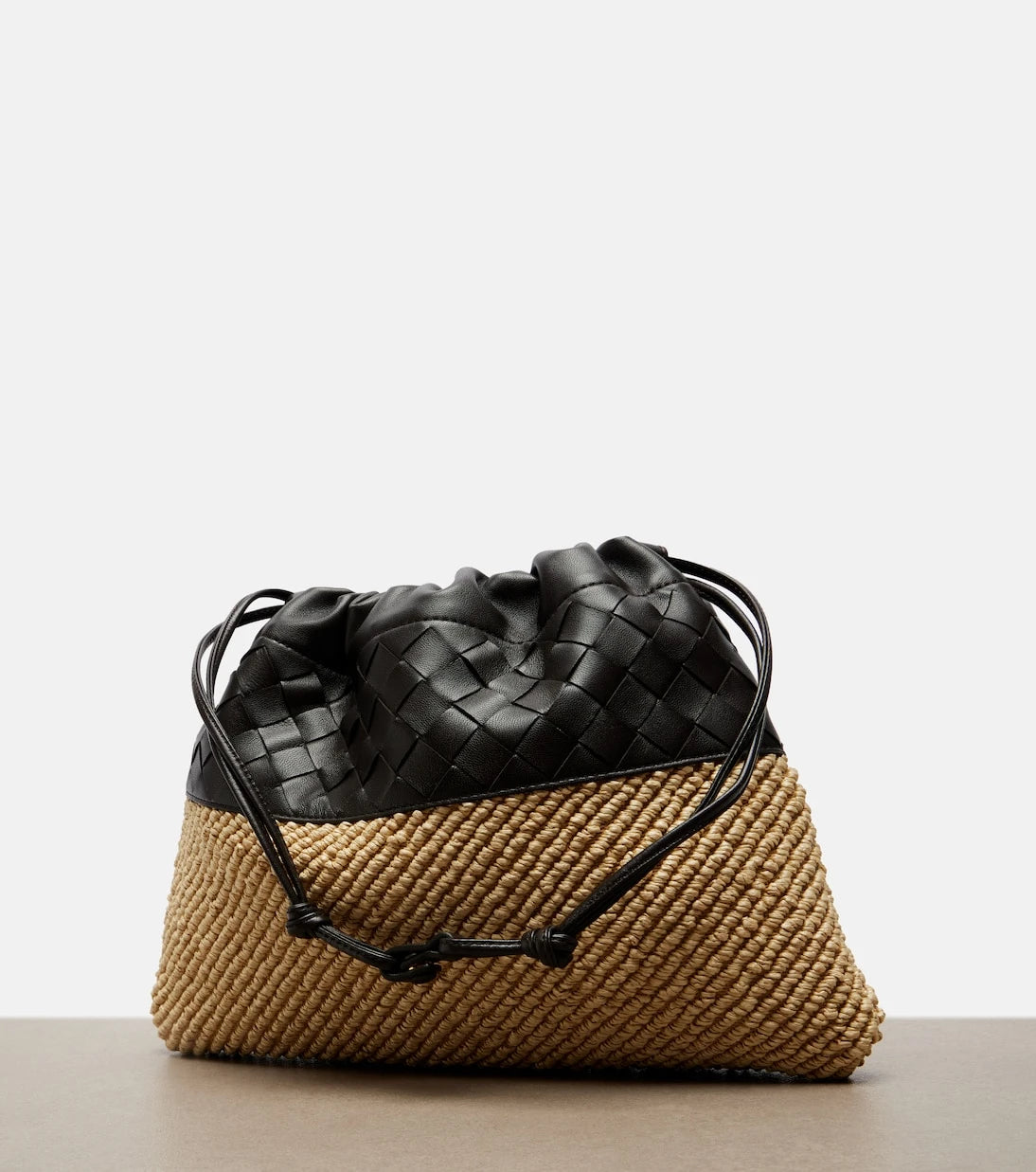 Bottega Veneta - كيس قماشي صغير من الرافيا والجلد