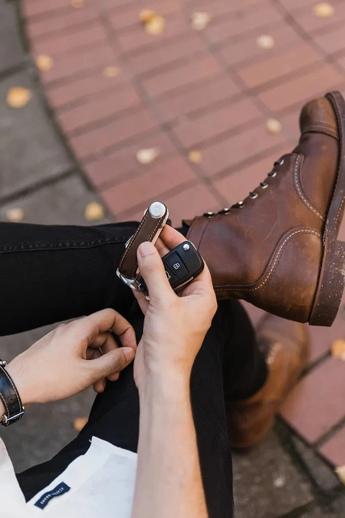 Ключодържател Orbitkey Leather Espresso 8,5 cm