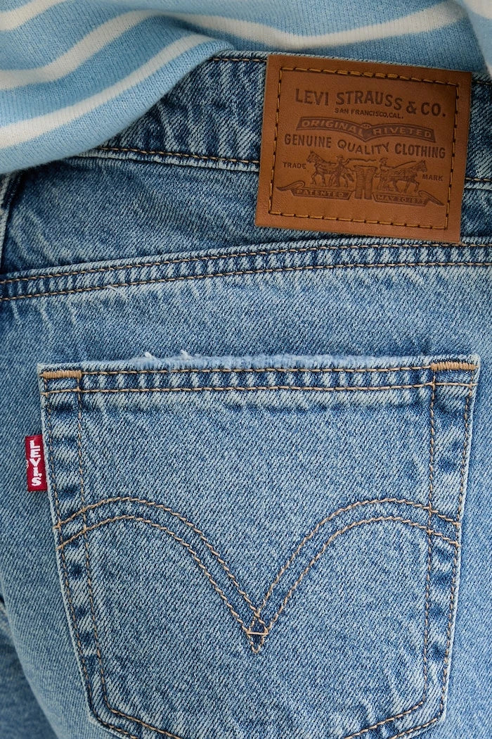 Къс панталон Levi's LOW LOOSE