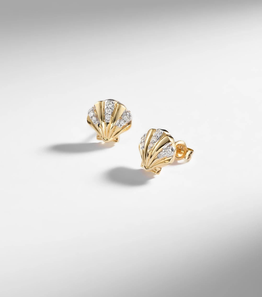 Mateo - Petite Venus 14kt gold stud earrings with diamonds