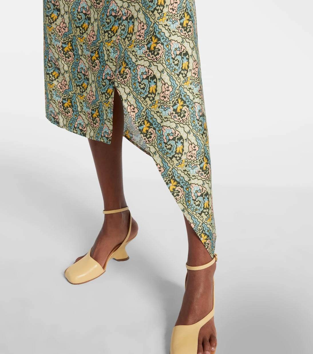Tory Burch - فستان لف من الساتان الحريري بنقشة بيزلي
